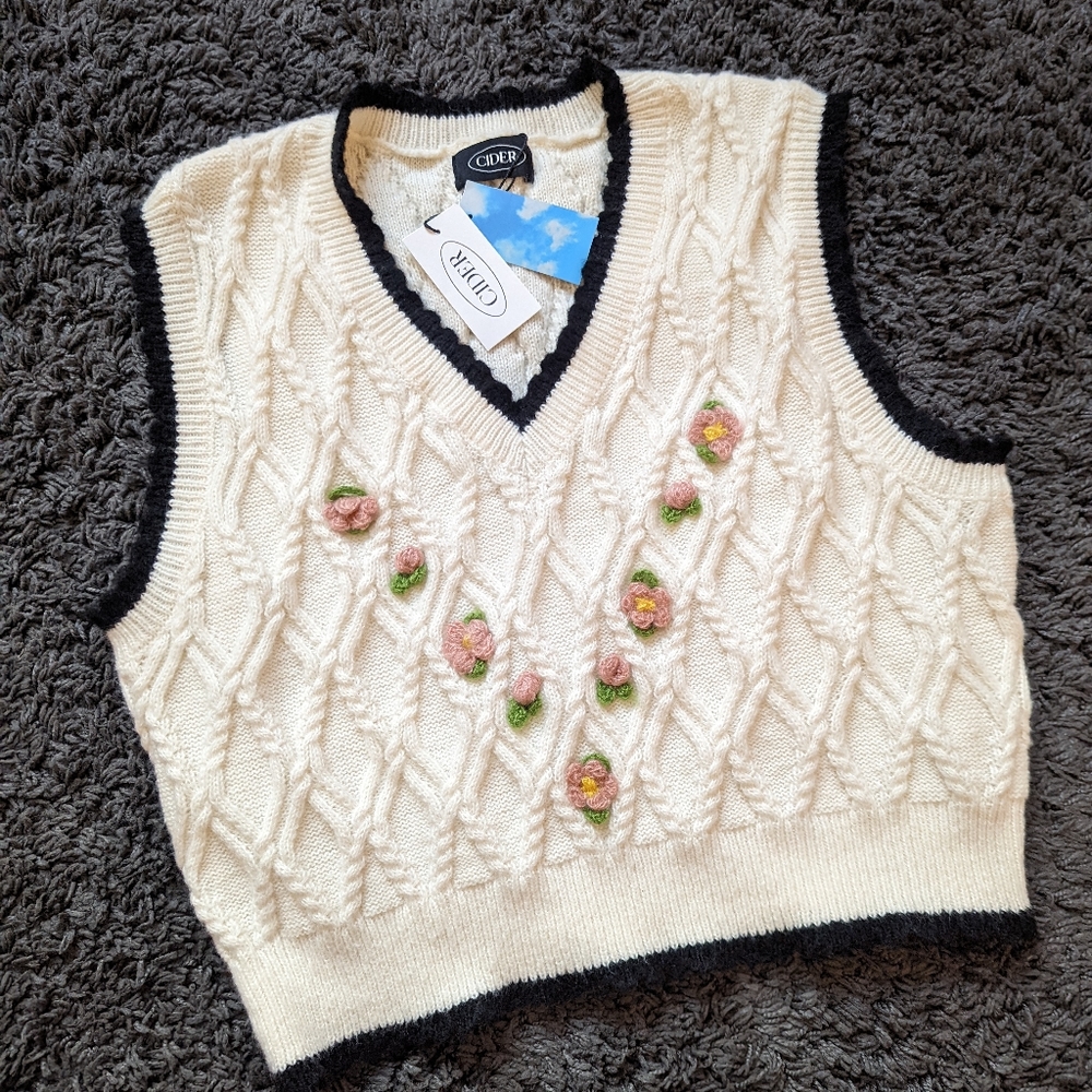 New Cider cable - knit Vest sweater Size Small off white sweater